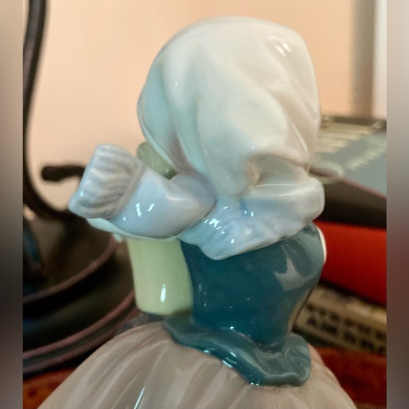 Lladro Spring is Here Girl with Flowers Figurine Daisa 1983 Made in Spain, 6.6”H - Picture 6 of 7